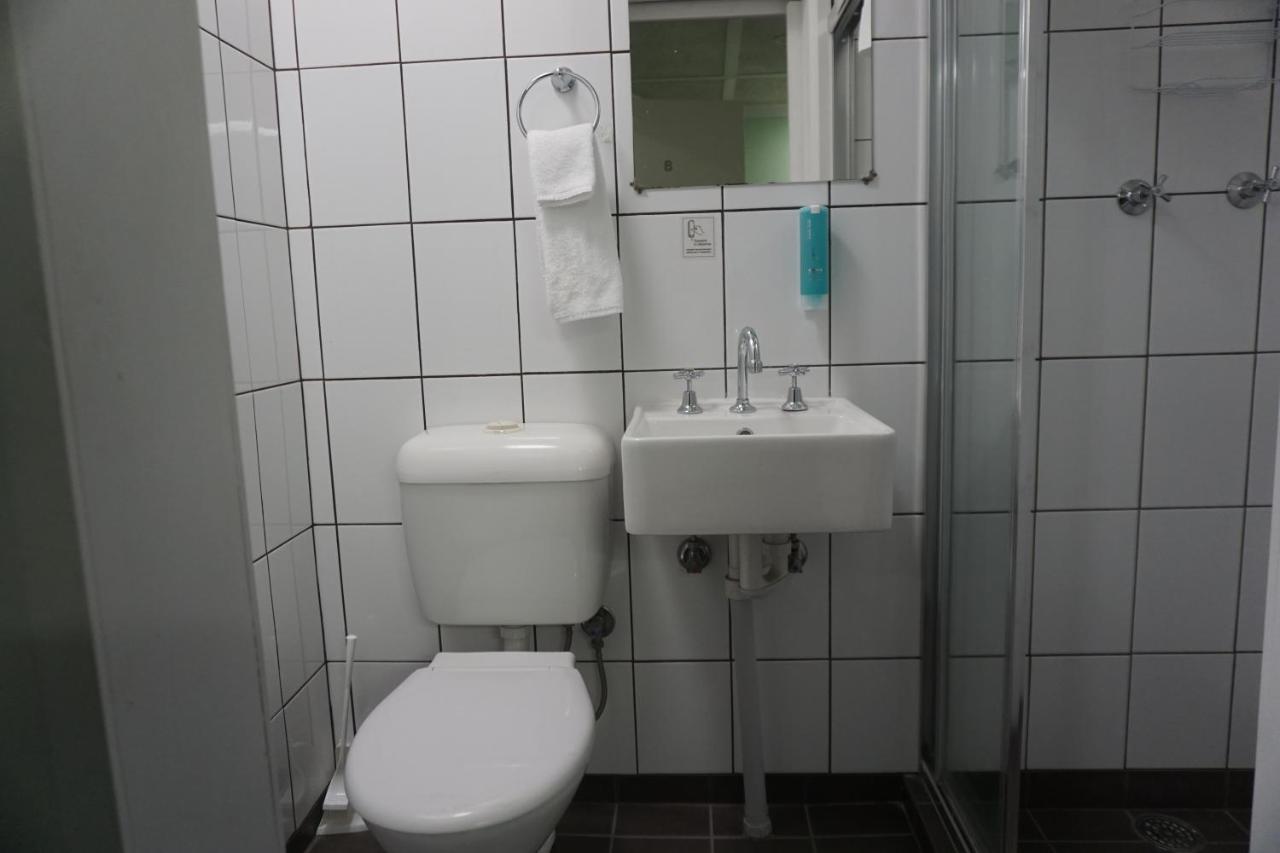 Warners Bay Hotel Екстер'єр фото